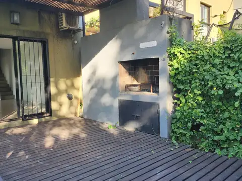 DUPLEX | BARRIO CERRADO | 3 AMB | 2 DORM | DECK | JARDIN