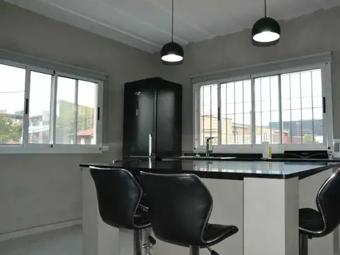 Casa 2 familias. Garaje para 3 vehículos y pileta
