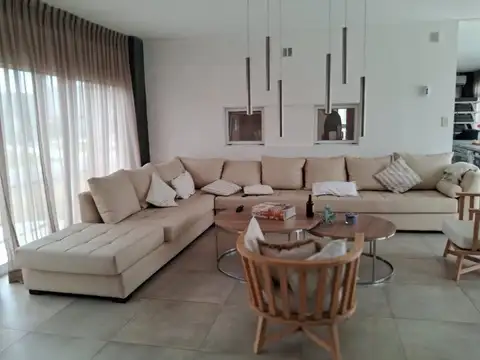 OPORTUNIDAD VENTA CASA 4 AMB EN FRANCISCO ALVAREZ