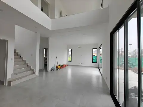 Casa 5 ambientes con 3 baños