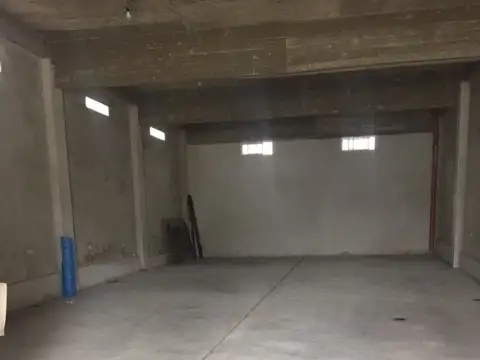 Galpón en alquiler de 190m2 sobre Uspallata, Bernal