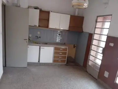 Casa 6 ambientes con 1 baño