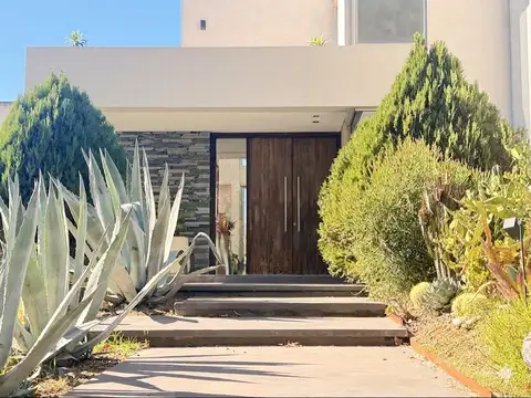 Casa en Venta en Albanueva, USD 870.000