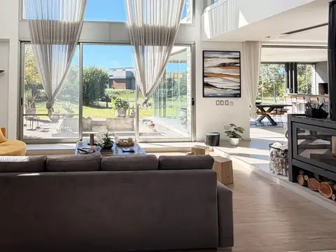 Casa 6 ambientes con 4 baños