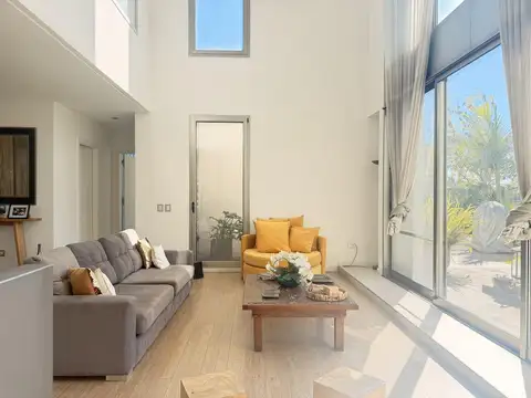 Casa en Venta con 6 cocheras