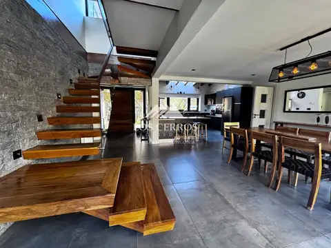 Casa en Venta con 2 cocheras