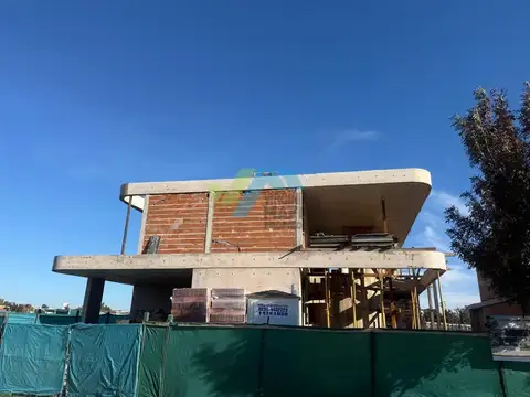 Casa 4 ambientes con 5 baños