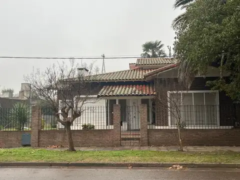 solido chalet en 1 planta con 3 dormis, jardin y con piscina