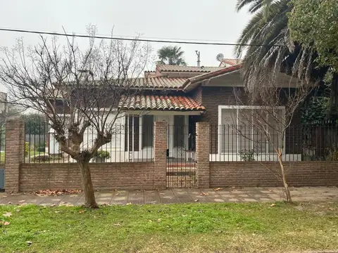 solido chalet en 1 planta con 3 dormis, jardin y con piscina