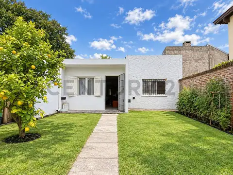 Venta de casa 5 ambientes con parque apta crédito, Caisamar, Mar del Plata.