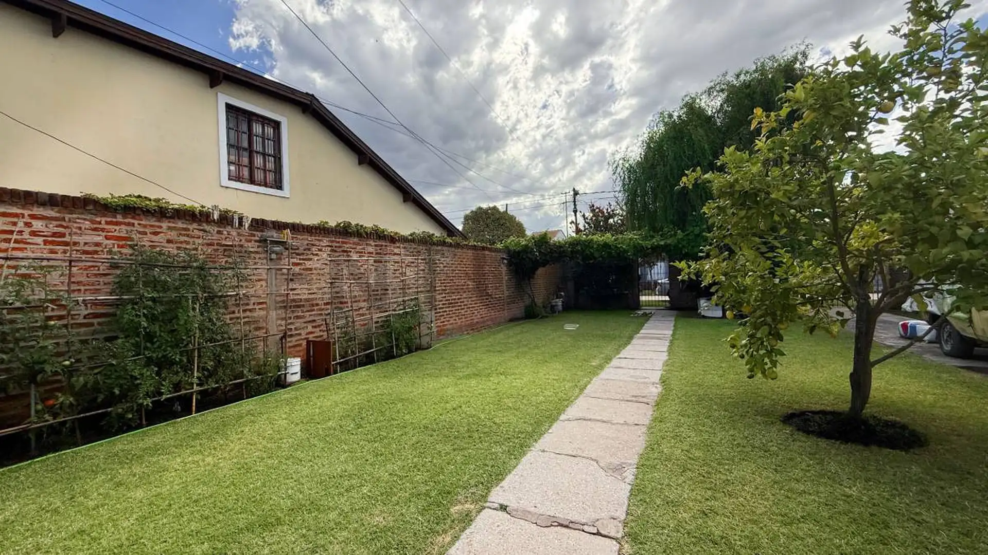 Venta de casa 5 ambientes con parque, Constitución