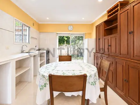 Venta de casa 5 ambientes con parque apta crédito, Caisamar, Mar del Plata.