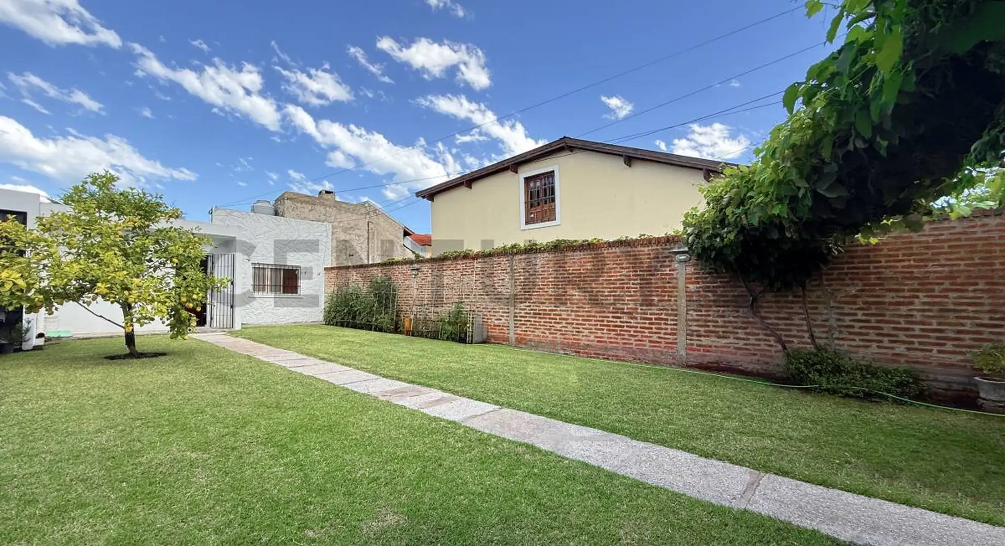 Venta de casa 5 ambientes con parque, Constitución