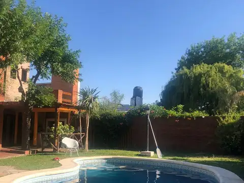 VENTA CASA  CON PILETA EN MERCEDES 