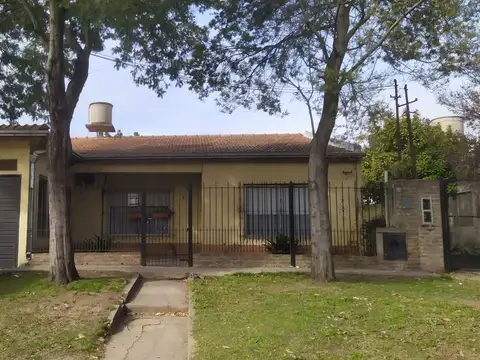 Casa familiar con 3 dormitorios, amplia galería y terreno!