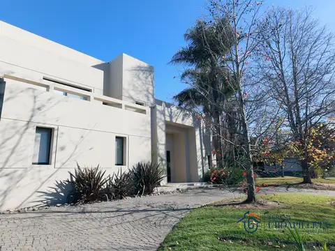 Casa en Venta con 2 cocheras