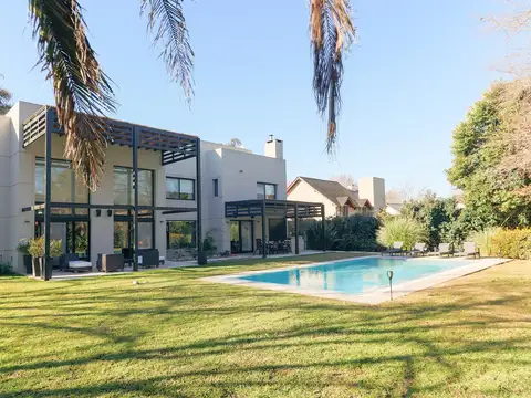 Casa moderna con buena ubicación central en  san jorge village