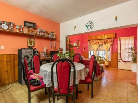 VENTA - Casa - 2 dormitorios - Patio verde y cochera cubierta - Villa Felisa, San Lorenzo