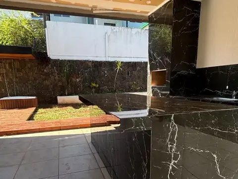 EXCLUSIVA CASA EN VENTA EN BARRIO PANAMBI DE 3 DORMITORIOS
