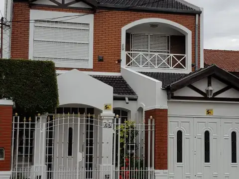 Casa multifamiliar s/ lote 7,50 x 64 Mts. 360 m2 Cubiertos. Garage - 3 Dormitorios - Loft - Parque