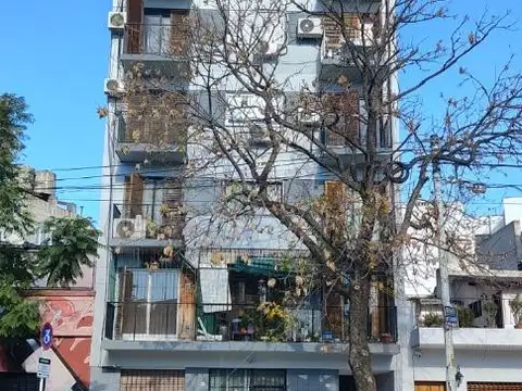 Dos ambientes al frente en un primer piso.
