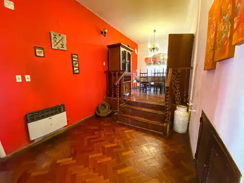 Casa 8 ambientes con 2 baños