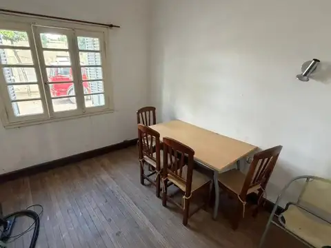 Casa 9 ambientes con 2 baños