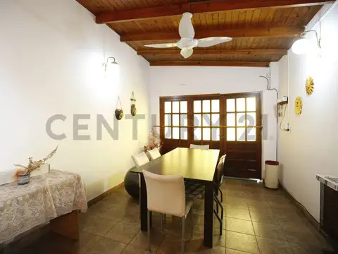 Casa en Venta con 2 cocheras