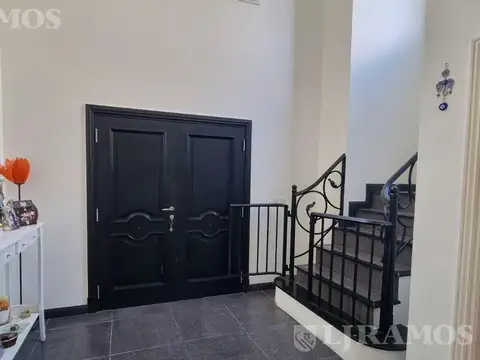 Casa en Venta con 4 cocheras