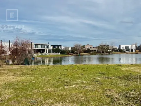 Lote a la laguna, Barrio Norte