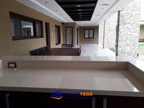 Casa en Venta con 4 cocheras