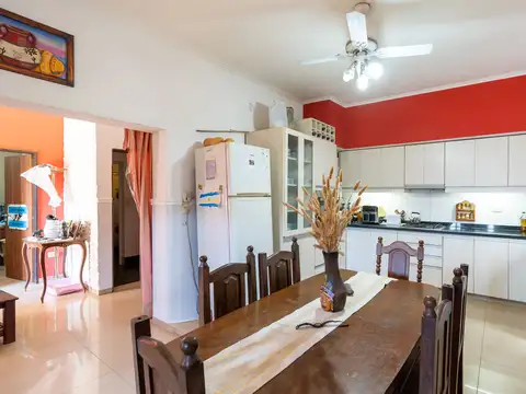 CASA EN VENTA CUATRO DORMIS CON PATIO Y COCHERA