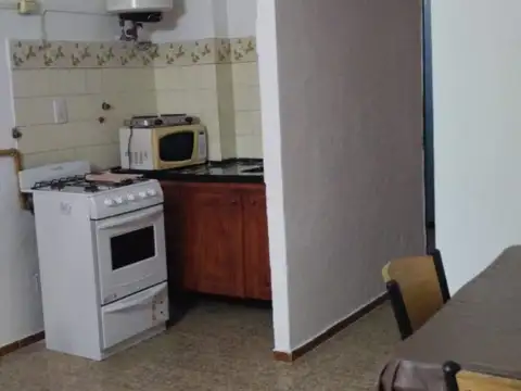 Departamento de pasillo de un dormitorio.- Amueblado