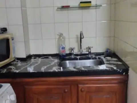 Departamento de pasillo de un dormitorio.- Amueblado
