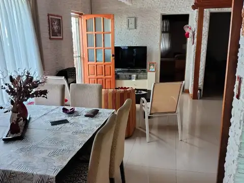 INMUEBLE EN HURLINGHAM,CASA AL FONDO, LOCALES Y DEPTO.PTA.AL