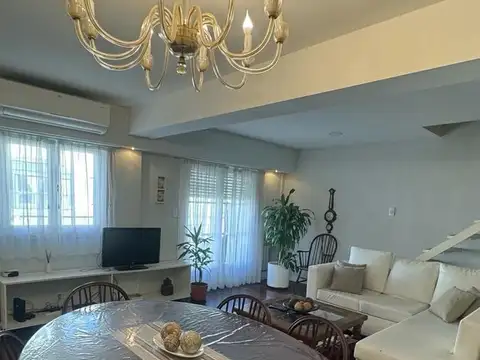 Amplio departamento 4 ambientes tipo duplex al frente en zona centro