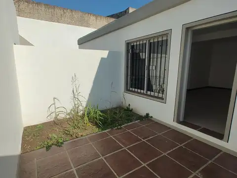 Se Vende Casa de Pasillo 2 Dorm. c/Patio en PB. Alberdi