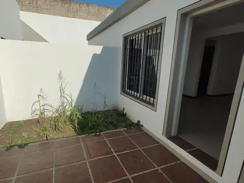 VENTA VIVIENDA INTERNA EN ALBERDI. 2 DORM   COMODÍN. PATIO. TOTALMENTE ELÉCTRICA. APTO CRÉDITO. CONT