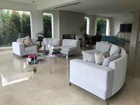 Casa en Alquiler con 2 cocheras