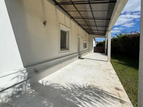 Casa en Alquiler con 2 cocheras