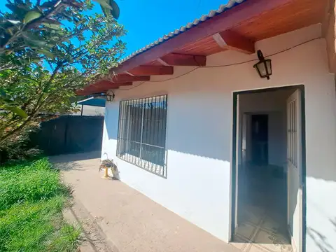 Casa en Alquiler con 2 cocheras