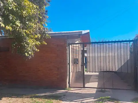 HERMOSA CASA 2 DORMITORIOS CON PATIO EN PUEBLO ESTHER