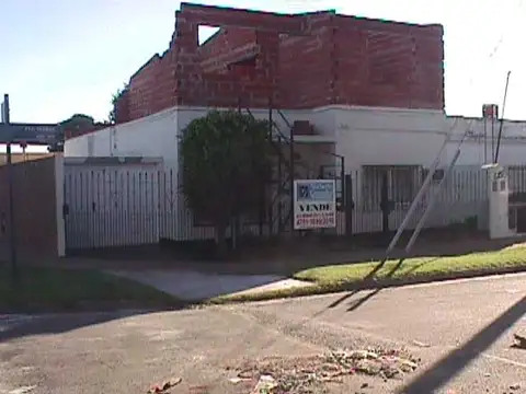 EN VENTA CASA EN MORON; 2 DORMITORIOS CON PISO DE PARQUET, JARDIN, ENTRADA DE AUTO - FICHA 5914