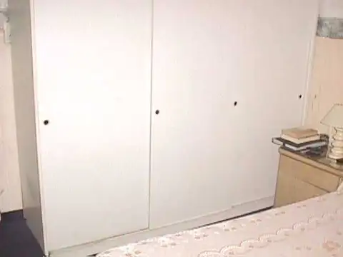 EN VENTA CASA EN MORON; 2 DORMITORIOS CON PISO DE PARQUET, JARDIN, ENTRADA DE AUTO - FICHA 5914