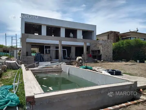 Casa 6 ambientes con 5 baños