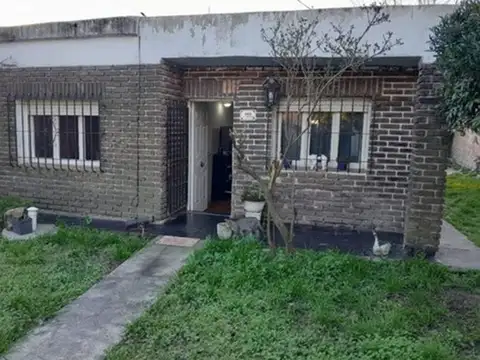 CASA 3 AMBIENTES VENTA LONGCHAMPS CON PARQUE