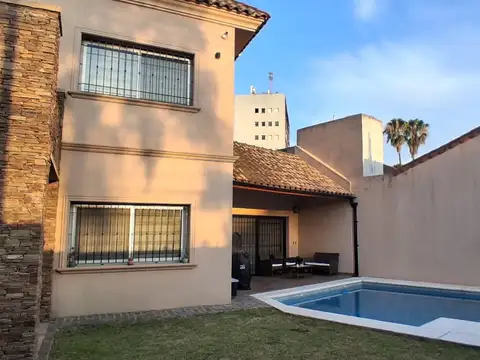 Casa en Venta con 3 cocheras