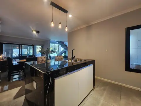 Casa 4 ambientes con 2 baños