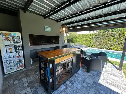 Casa en Venta con 2 cocheras