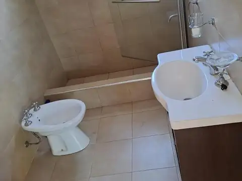 Casa en Alquiler con 2 cocheras